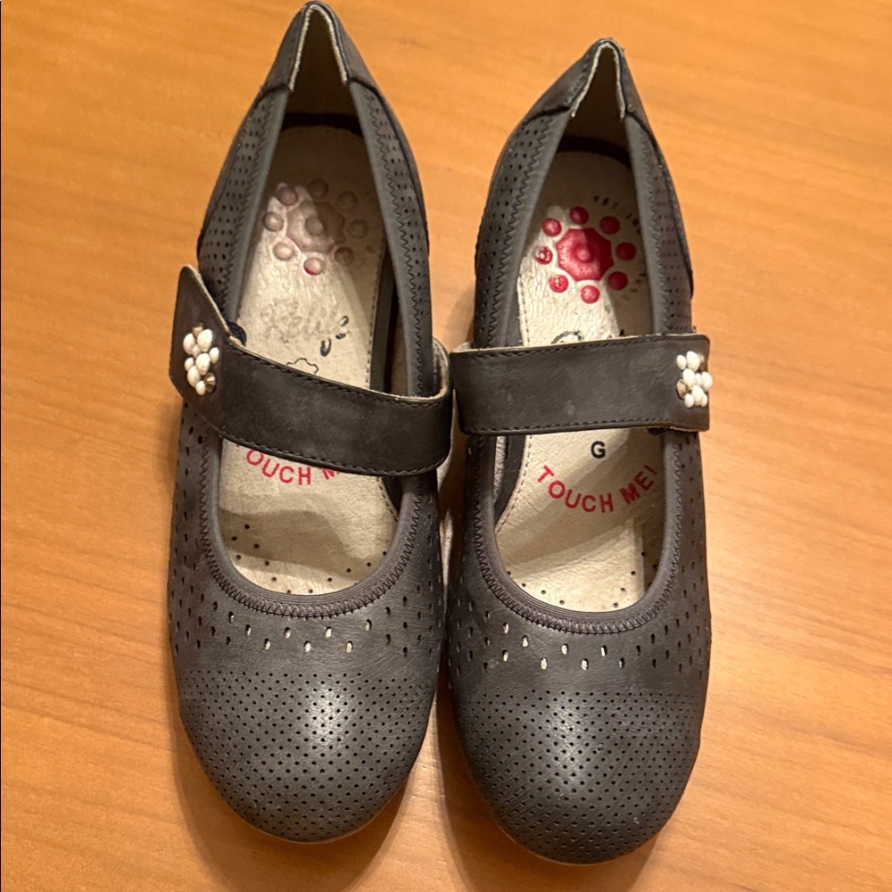Charming Gray‎ Kids Mary Jane Shoes with Floral Accent